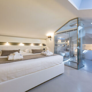 Letto matrimoniale e bagno