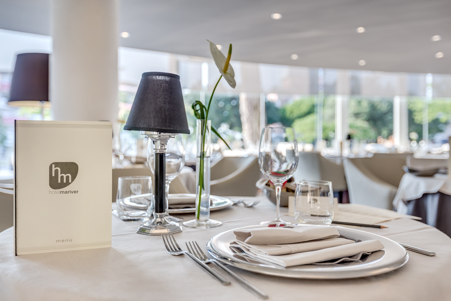 tavolo apparecchiato ed menu marchiato hotel Mariver