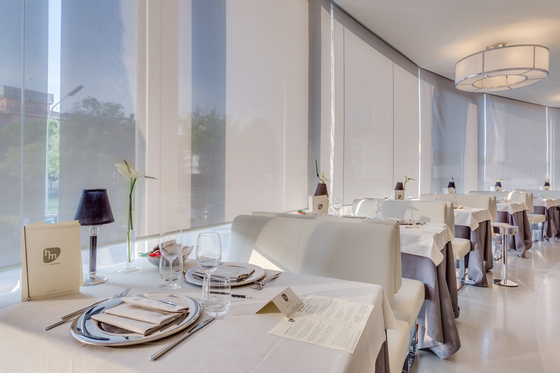 tavoli in vetrata con tende anti sole