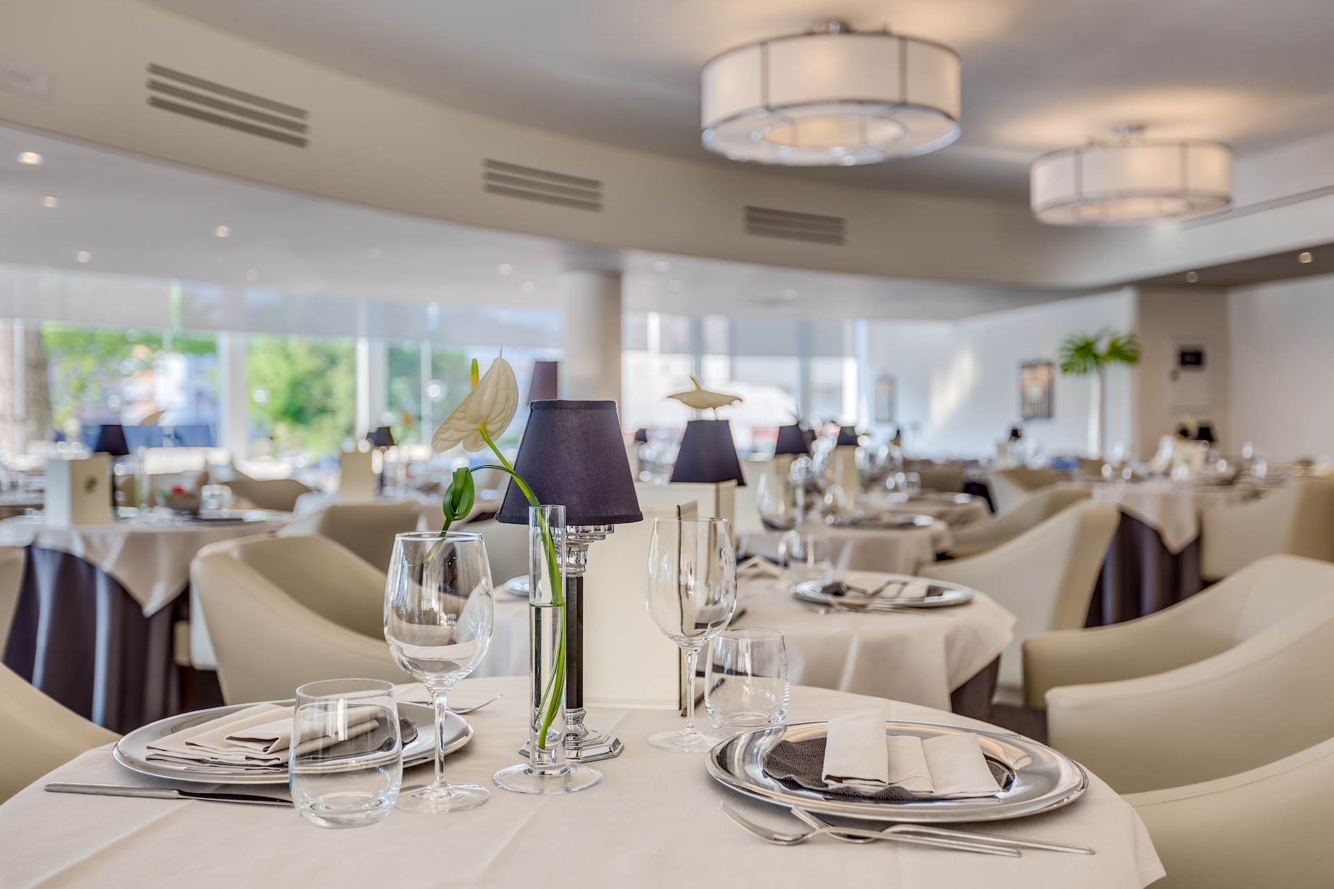 tavoli apparecchiati alla perfezione ed eleganti