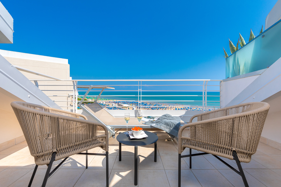 terrazza vista mare con lettino e asciugamano marchiato hotel Mariver