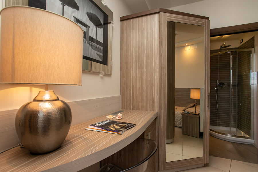 armadio con specchio ed dietro un piccolo bagno