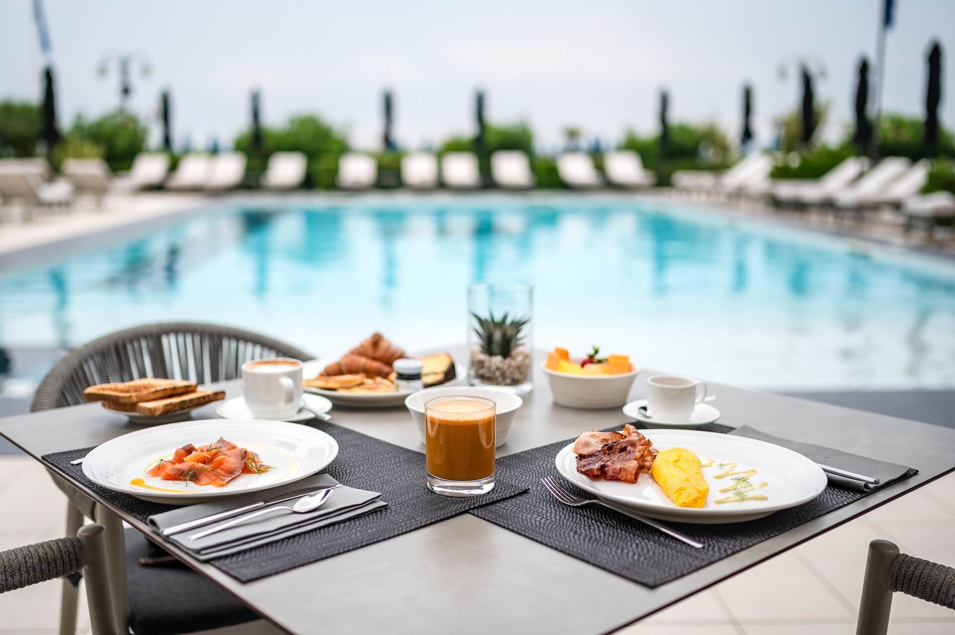 colazione a bordo piscina
