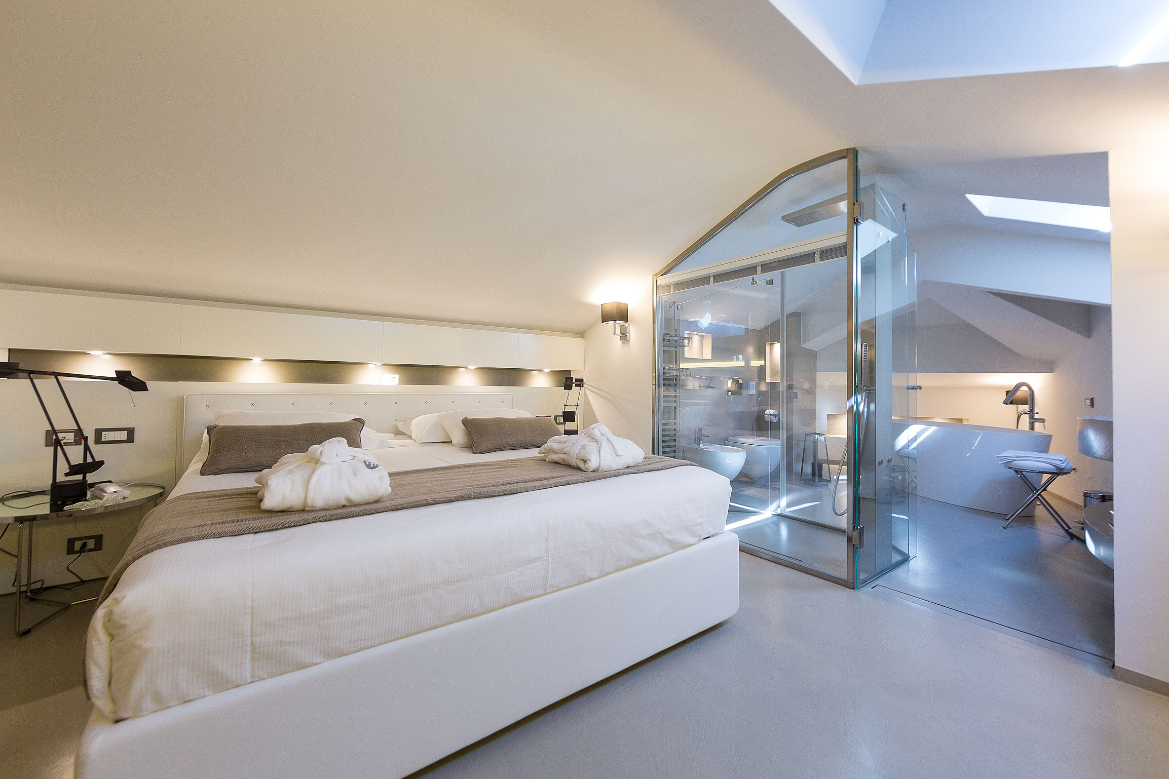 attico suite con bagno moderno a vista