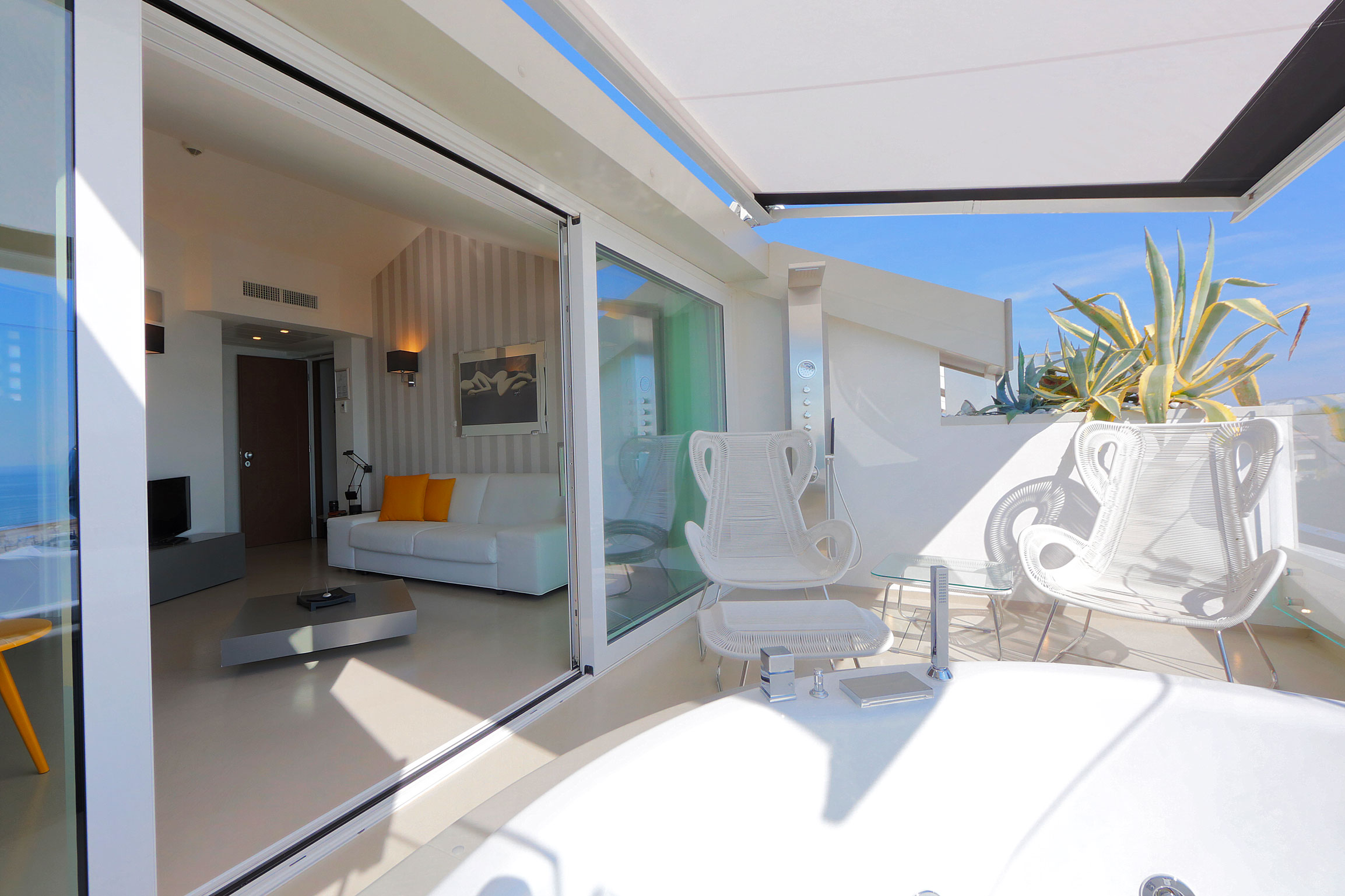 attico con balcone datato di jacuzzi