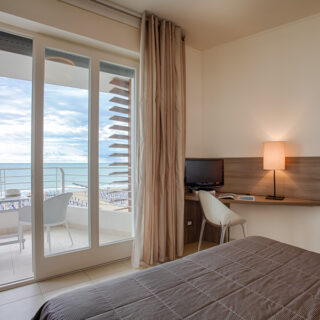 Letto matrimoniale con vista mare