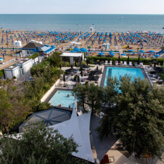 Balcone con vista piscina