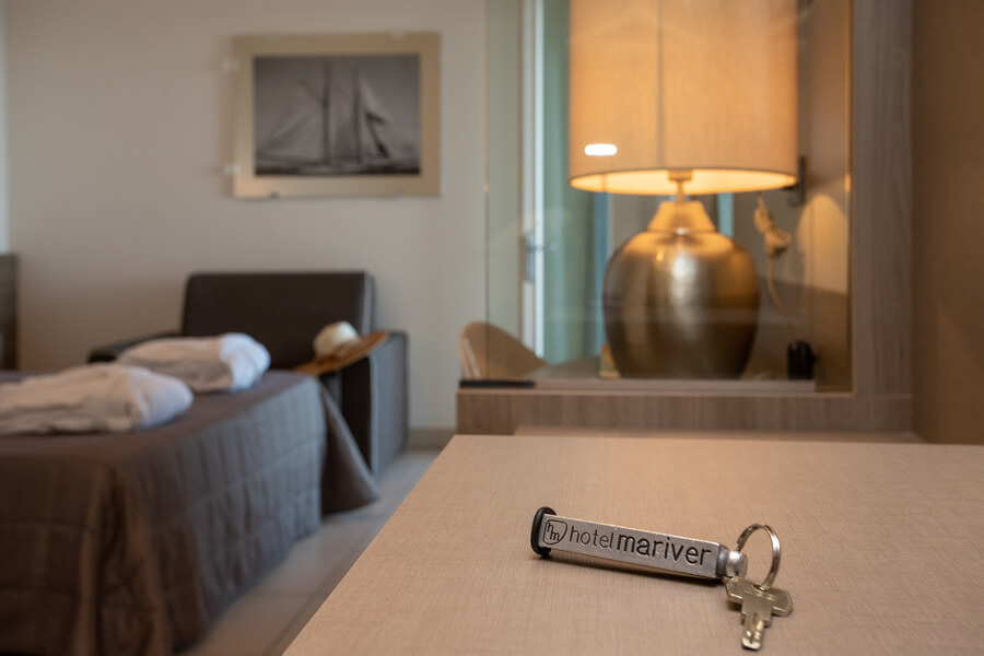 chiavi della stanza con portachiavi personalizzato Hotel Mariver